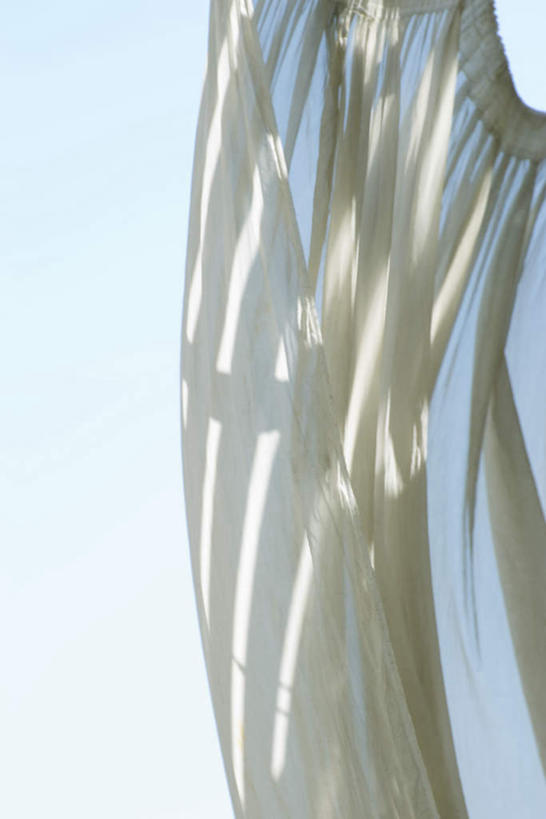 无人,竖图,室外,特写,白天,仰视,风,窗帘,阴影,光线,布,影子,蓝色,白色,蓝天,天空,阳光,天,吹,彩图,低角度拍摄