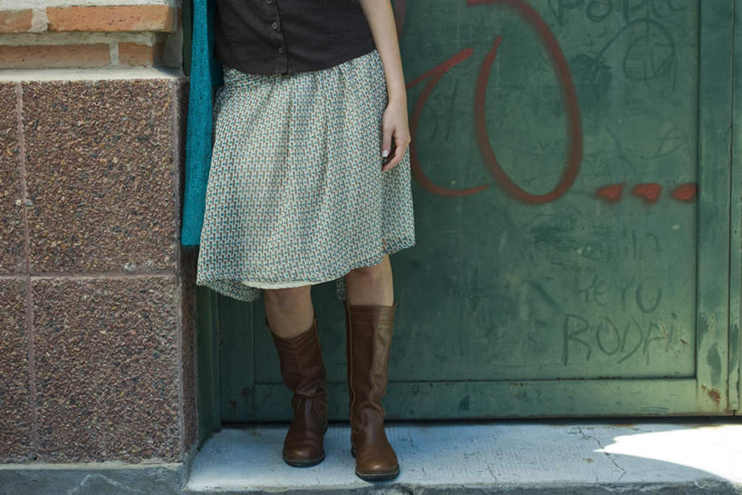 西方人,一个人,站,摸,横图,室外,白天,正面,裙子,门,欧洲,欧洲人,仅一个年轻女性,仅一个女性,仅一个人,阴影,光线,影子,墙,地面,依靠,长裙,墙壁,墙面,绿色,阳光,门框,站着,年轻女性,女人,女性,白种人,触摸,接触,站立,半身,彩图