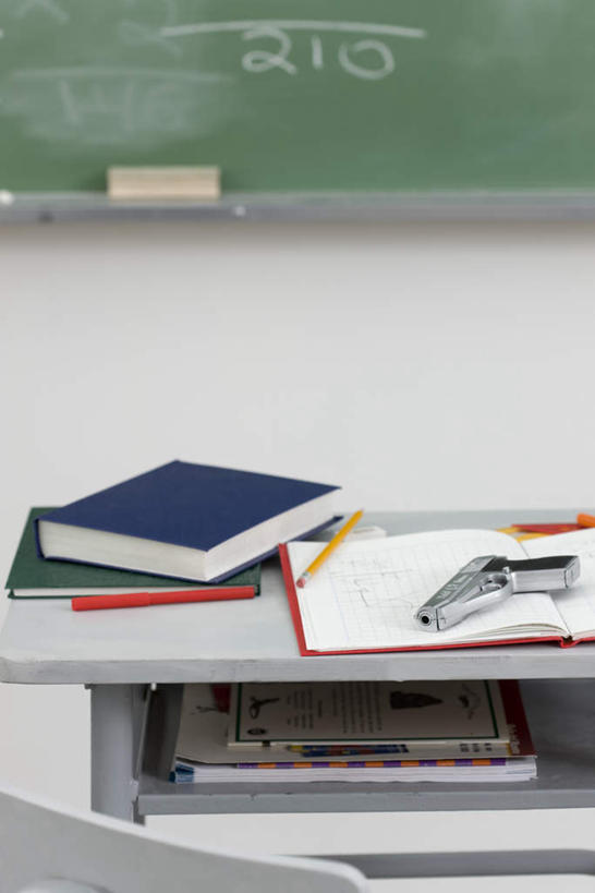 无人,学校,竖图,室内,特写,白天,正面,桌子,书籍,玩具,一把,一块,许多,笔,墙,书桌,校园,墙壁,墙面,一只,绿色,黑板擦,课桌,黑板,教室,玩具枪,书,图书,彩图