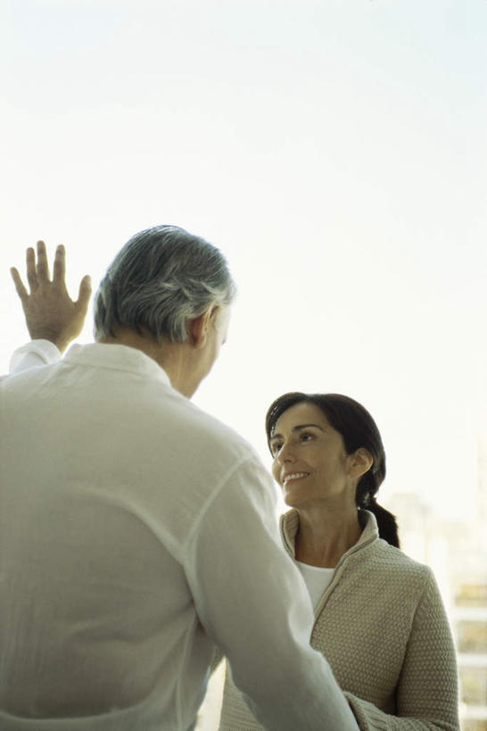 西方人,背部,头发,两个人,家庭,夫妻,站,笑,摸,微笑,露齿笑,竖图,室内,白天,正面,爱情,窗户,落地窗,欧洲,欧洲人,撑,浪漫,休闲装,玻璃窗,相视,蓝色,白色,黑色,蓝天,天空,天,低头,站着,休闲,温暖,温馨,一家人,面对面,休闲服,恩爱,恋人,对视,和睦,撑着,相对,相看,男人,男性,女人,女性,中年男性,中年女性,白种人,情侣,触摸,接触,抬头,仰头,站立,半身,彩图,伴侣,融洽