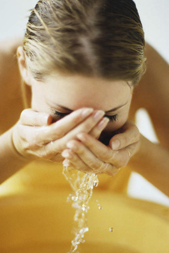 西方人,头发,一个人,站,举,闭眼,捧,摸,竖图,室内,特写,白天,白色背景,正面,水,欧洲,欧洲人,仅一个年轻女性,仅一个女性,仅一个人,抚摸,洗,阴影,朦胧,模糊,光线,液体,影子,水滴,一个,黄色,阳光,脸盆,托,站着,摄影,影棚,单个,梳,年轻女性,女人,女性,白种人,闭眼睛,闭着眼,闭着眼睛,触摸,端,端着,接触,举起,举手,举着,捧着,手捧,向上举,向上伸,向上托,站立,半身,彩图,影棚拍摄,拍摄