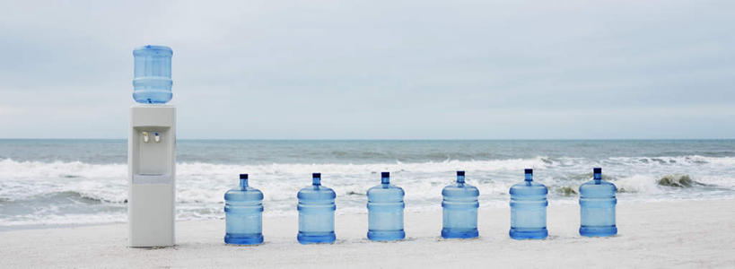 无人,横图,室外,白天,正面,海浪,海洋,沙滩,一排,许多,整齐,透明,沙子,海岸,浪花,水平线,云,云朵,辽阔,海平线,沙地,云彩,排列,蓝色,白云,蓝天,天空,海水,容器,天,广阔,储藏,一望无际,塑料桶,饮水机,储存,队列,海景,无边无际,一马平川,大海,风浪,海,海水的波动,海滩,近岸浪,涌浪,彩图,水天相接,水天一线,贮存