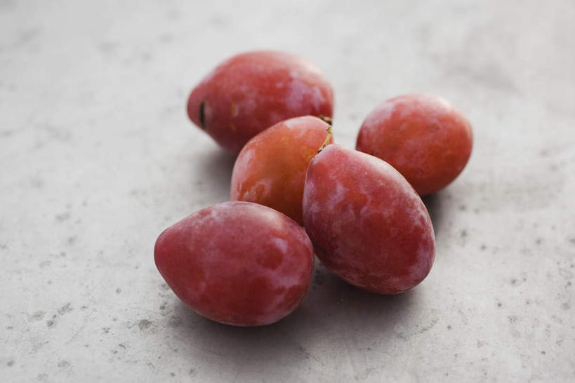 无人,横图,俯视,室内,特写,白天,李子,水果,五个,许多,新鲜,生食,食品,果实,食物,红色,摄影,有机食品,绿色食品,影棚,恐龙蛋,布冧,彩图,高角度拍摄,影棚拍摄,拍摄