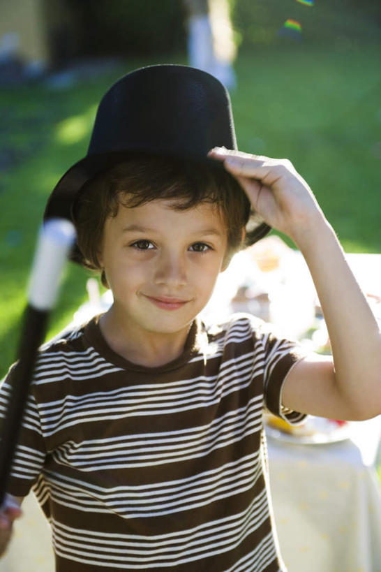 西方人,儿童,一个人,魔术师,站,竖图,室外,白天,正面,纯洁,草地,草坪,植物,餐桌,桌子,帽子,欧洲,欧洲人,仅一个男性,仅一个人,握,阴影,光线,影子,拿,拿着,注视,礼帽,草,小孩,绿色,黑色,阳光,观察,看,站着,仅一个小孩,可爱,童年,童趣,握着,餐台,观看,察看,魔术,变戏法,关注,童真,烂漫,无邪,天真,男孩,男人,男性,白种人,孩子,魔术大师,站立,半身,彩图,男生