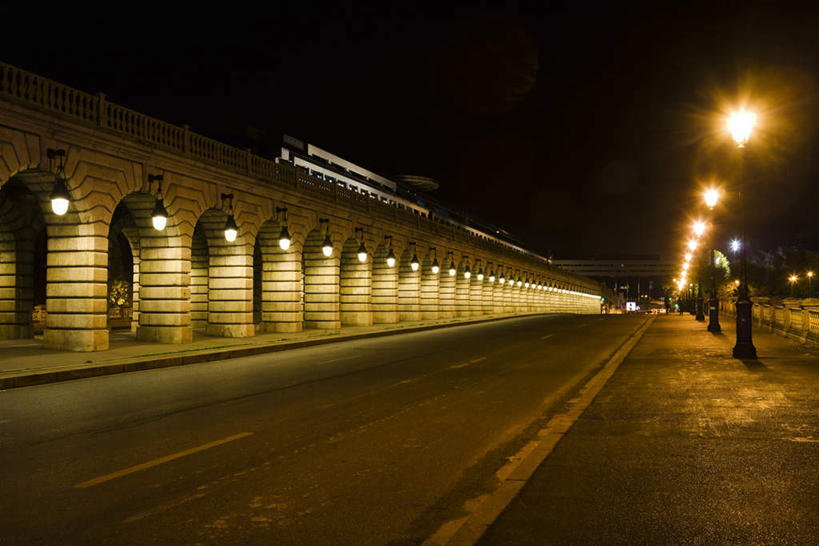 无人,横图,室外,夜晚,正面,旅游,度假,石头,名胜古迹,标志建筑,道路,地标,建筑,路,路灯,公路,照明,法国,巴黎,欧洲,一排,许多,遗迹,整齐,石子,桥,灯光,分界线,停车线,交通,首都,古迹,文物,娱乐,建设,古建筑,石桥,拱桥,栈桥,灯,排列,享受,休闲,旅游胜地,放松,拱形,人行桥,车行道,车行道分界线,石拱桥,照亮,照明设备,队列,标线,古文明,车行线,石块,马路,彩图