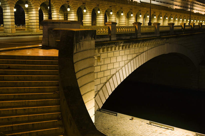 无人,横图,室外,夜晚,正面,旅游,度假,石头,名胜古迹,标志建筑,地标,建筑,路灯,照明,法国,巴黎,欧洲,一排,遗迹,整齐,石子,桥,灯光,首都,古迹,文物,娱乐,建设,古建筑,石桥,拱桥,栈桥,灯,排列,享受,休闲,旅游胜地,放松,拱形,人行桥,石拱桥,照亮,照明设备,队列,古文明,石块,彩图