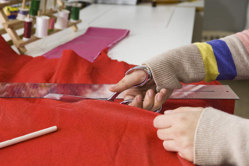 西方人,一个人,裁缝,坐,横图,室内,特写,白天,侧面,桌子,欧洲,欧洲人,仅一个年轻女性,仅一个女性,仅一个人,握,不锈钢,朦胧,模糊,测量,不锈钢制品,剪刀,刻度,办公桌,拿,拿着,注视,尺,直尺,观察,看,握着,观看,钢尺,测量工具,尺子,察看,衡量,绘图,关注,比例,测绘,量具,量仪,标度,年轻女性,女人,女性,白种人,裁缝师,坐着,半身,彩图