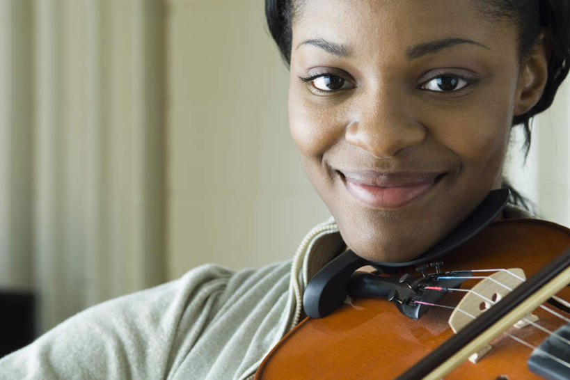 西方人,一个人,音乐家,拉,横图,室内,特写,白天,正面,陶醉,快乐,欧洲,非洲,黑人,欧洲人,仅一个年轻女性,仅一个女性,仅一个人,朦胧,模糊,乐器,弦乐器,小提琴,音乐,演奏,享受,弓拉弦乐器,弓拉弦鸣乐器,年轻女性,女人,女性,非洲人,乐师,演奏家,音乐工作者,作曲家,半身,彩图,沉醉