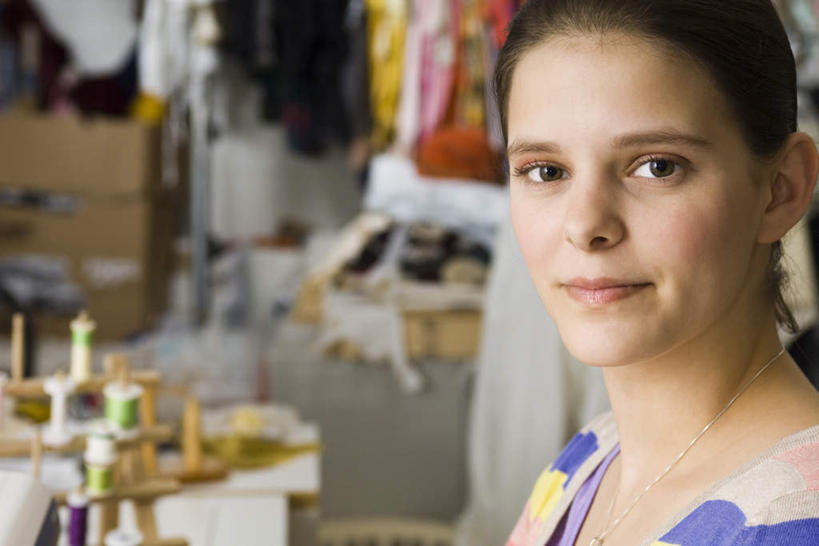 西方人,脸,头,脸颊,一个人,裁缝,坐,笑,微笑,横图,室内,特写,白天,正面,欧洲,欧洲人,仅一个年轻女性,仅一个女性,仅一个人,一排,许多,朦胧,模糊,整齐,注视,排列,衣服,观察,看,观看,察看,队列,关注,线轴,年轻女性,女人,女性,白种人,头部,脸部,脸蛋,面部,裁缝师,坐着,半身,彩图