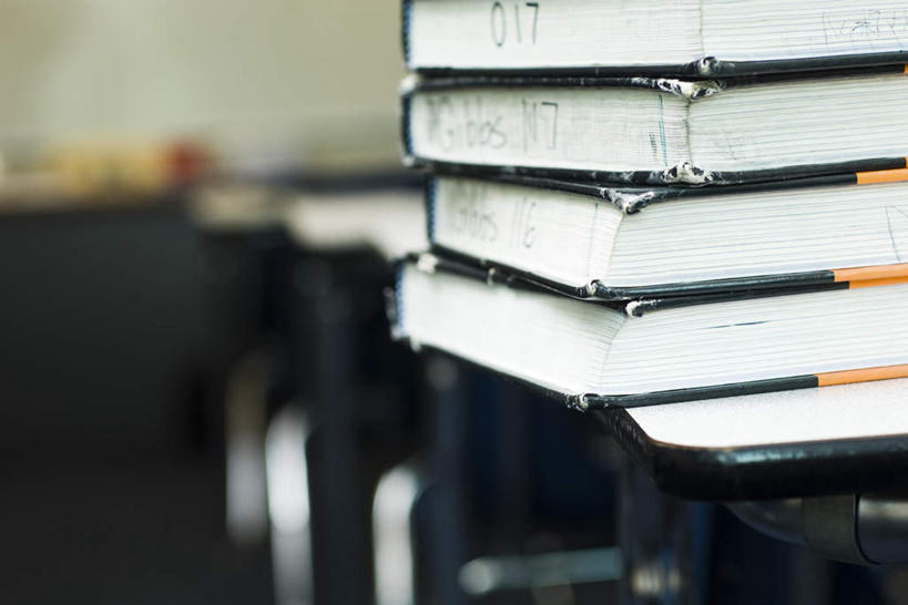 无人,图书馆,横图,室内,白天,正面,看书,阅读,桌子,书籍,一堆,一排,许多,学习,堆叠,堆积,整齐,五本,书桌,排列,课桌,书本,看,读书,浏览,堆,队列,浏览室,书,图书,彩图,书库,图书库,阅览室