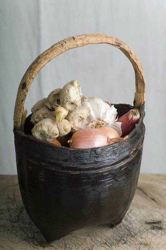 无人,竖图,俯视,室内,白天,白色背景,餐桌,桌子,姜,蔬菜,蒜,洋葱,一堆,许多,堆积,新鲜,木制,篮子,食品,食物,摄影,有机食品,绿色食品,影棚,餐台,堆,工艺,手工艺,圆葱,洋葱头,小蒜,生姜,球葱,老姜,大蒜,彩图,高角度拍摄,影棚拍摄,拍摄