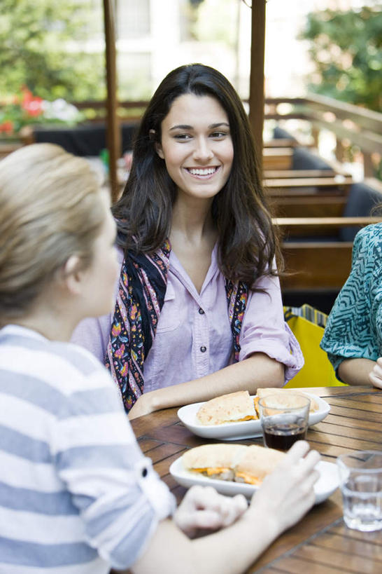 西方人,三个人,伙伴,朋友,餐厅,笑,说,微笑,露齿笑,竖图,俯视,室内,白天,烹饪,讨论,西餐,友谊,水,餐桌,桌子,杯子,餐具,欧洲,欧洲人,服装,碟子,盘,液体,水滴,料理,食品,两份,休闲装,菜肴,美食,玻璃制品,食物,饮料,衣服,盘子,水杯,碟,休闲,休闲服,西式,服饰,佳肴,餐台,交流,友情,年轻女性,女人,女性,白种人,玻璃杯,沟通,讲话,交谈,商讨,说话,谈话,半身,彩图,高角度拍摄,餐馆,饭店,饭馆