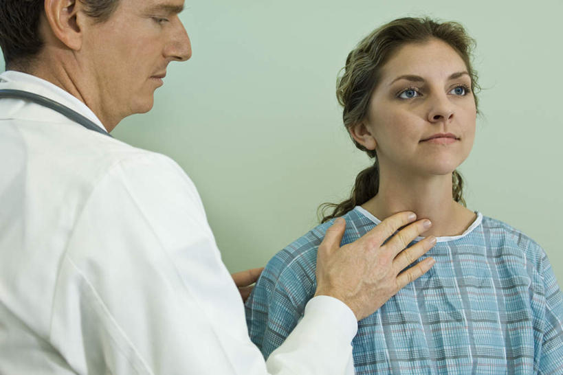 西方人,两个人,医生,医院,站,摸,横图,室内,白天,正面,欧洲,欧洲人,抚摸,检查,注视,观察,看,站着,医护人员,医疗人员,观看,体检,察看,检测,医疗,白大褂,关注,医疗机构,男人,男性,年轻女性,女人,女性,中年男性,白种人,大夫,触摸,接触,站立,半身,彩图,病院,诊所