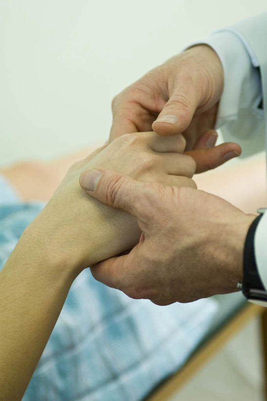 西方人,两个人,医生,病人,医院,站,躺,摸,竖图,室内,特写,白天,正面,床,欧洲,欧洲人,抚摸,握,检查,床单,拿,拿着,被子,病床,站着,医护人员,医疗人员,握着,单人床,体检,检测,医疗,被单,白大褂,医疗机构,卧着,男人,男性,年轻女性,女人,女性,中年男性,白种人,大夫,患者,就医者,触摸,接触,躺着,卧,站立,半身,彩图,病院,诊所