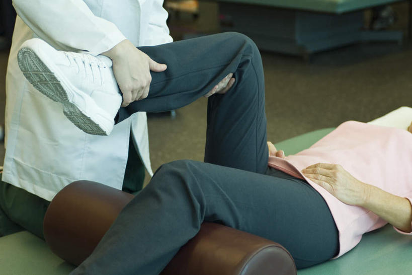 西方人,两个人,医生,病人,医院,躺,横图,俯视,室内,白天,按摩,欧洲,欧洲人,握,检查,拿,拿着,抬腿,医护人员,医疗人员,握着,体检,检测,医疗,白大褂,指压,医疗机构,卧着,男人,男性,年轻女性,女人,女性,中年男性,白种人,大夫,患者,就医者,躺着,卧,半身,彩图,高角度拍摄,推拿,病院,诊所