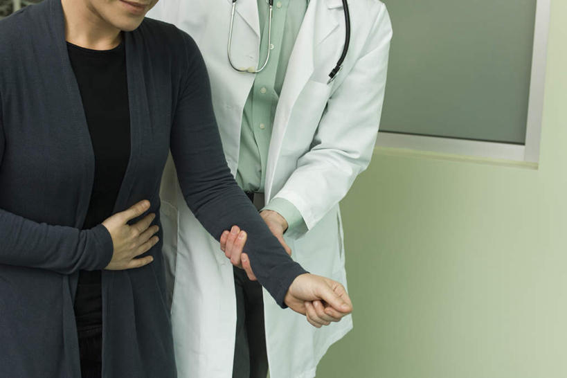 西方人,两个人,医生,病人,医院,站,走,摸,横图,俯视,室内,白天,欧洲,欧洲人,抚摸,检查,听诊器,站着,医护人员,医疗人员,体检,检测,医疗,医疗设备,扶着,白大褂,医疗机构,男人,男性,年轻女性,女人,女性,中年男性,白种人,大夫,患者,就医者,步行,触摸,接触,散步,站立,走路,半身,彩图,高角度拍摄,病院,诊所