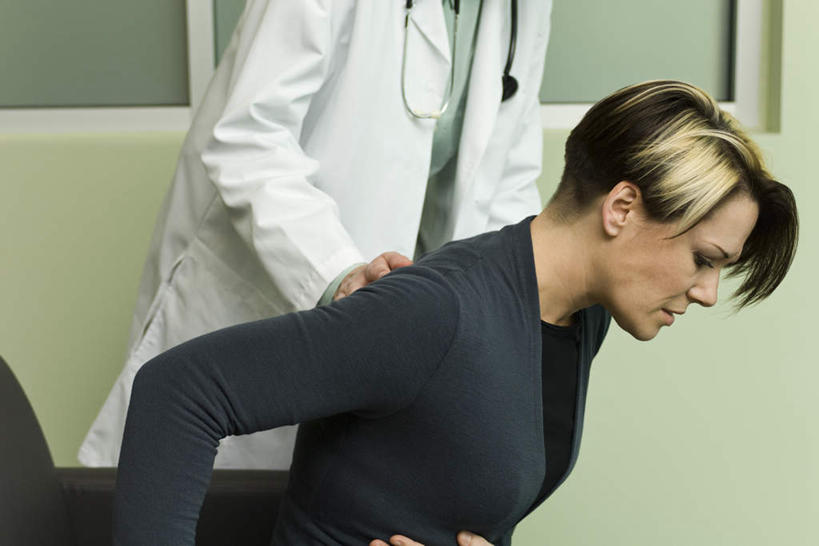 西方人,两个人,医生,病人,医院,站,坐,摸,横图,室内,白天,正面,窗户,椅子,欧洲,欧洲人,抚摸,检查,木椅,拿,拿着,玻璃窗,站着,医护人员,医疗人员,体检,检测,医疗,白大褂,医疗机构,男人,男性,年轻女性,女人,女性,中年男性,白种人,大夫,患者,就医者,触摸,接触,坐着,半身,彩图,病院,诊所