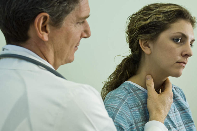 西方人,两个人,医生,病人,医院,站,摸,捏,横图,室内,白天,正面,欧洲,欧洲人,抚摸,检查,捏着,注视,观察,看,站着,医护人员,医疗人员,观看,体检,察看,检测,医疗,白大褂,病服,关注,医疗机构,男人,男性,年轻女性,女人,女性,中年男性,白种人,大夫,患者,就医者,触摸,接触,站立,半身,彩图,病院,诊所