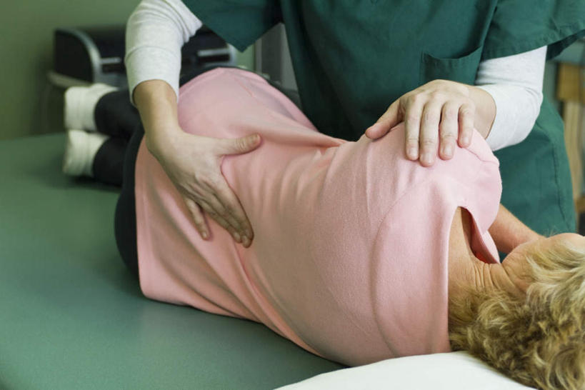 西方人,两个人,医生,病人,医院,站,躺,摸,横图,俯视,室内,白天,床,欧洲,欧洲人,抚摸,服装,检查,床单,休闲装,被子,衣服,病床,站着,医护人员,医疗人员,休闲,休闲服,服饰,单人床,检测,医疗,被单,诊疗,医疗机构,卧着,女人,女性,中年女性,白种人,大夫,患者,就医者,触摸,接触,躺着,卧,站立,半身,彩图,高角度拍摄,病院,诊所