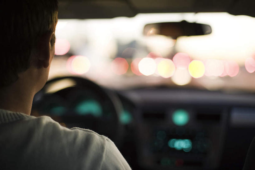 西方人,一个人,坐,横图,室外,白天,安全,镜子,欧洲,欧洲人,仅一个男性,仅一个人,仅一个中年男性,服装,朦胧,模糊,反射,休闲装,背面,衣服,方向盘,休闲,休闲服,服饰,后视镜,镜像,生命,镜面,光学,侧视镜,男人,男性,中年男性,白种人,坐着,半身,彩图