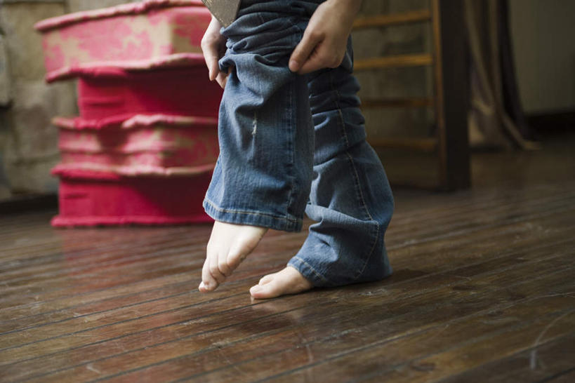 西方人,一个人,横图,室内,白天,正面,地板,欧洲,欧洲人,仅一个年轻女性,仅一个女性,仅一个人,弯腰,服装,裤子,地面,抬腿,牛仔裤,休闲装,穿,木地板,衣服,休闲,休闲服,提,服饰,提着,弯身,年轻女性,女人,女性,白种人,半身,彩图