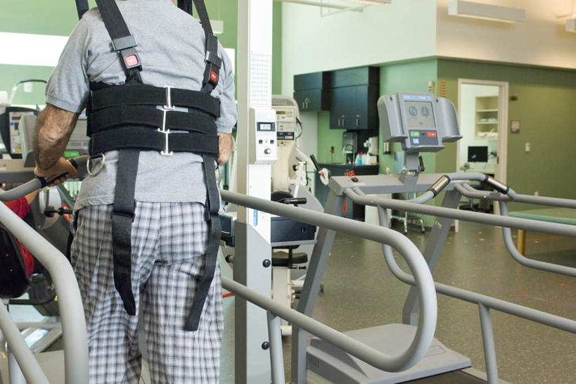 西方人,一个人,医院,走,横图,室内,白天,锻炼,运动,欧洲,欧洲人,仅一个男性,仅一个人,仅一个中年男性,许多,撑,运动器械,背面,复健,健康,康复,健身器械,撑着,健身器材,医疗机构,体育,男人,男性,中年男性,白种人,步行,散步,走路,半身,彩图,健身,病院,诊所,运动器材