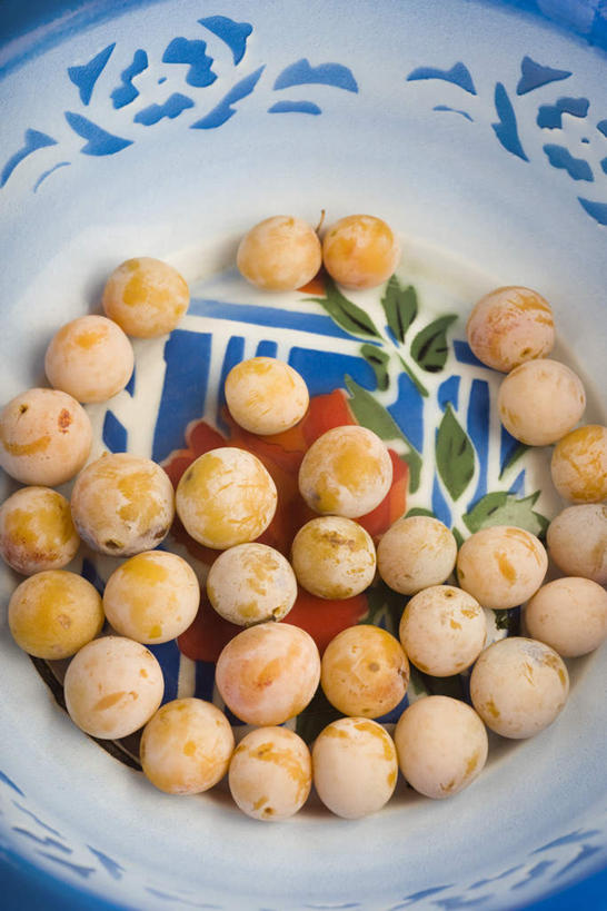 无人,竖图,俯视,室内,特写,白天,白色背景,李子,餐具,水果,许多,新鲜,碟子,盘,生食,食品,果实,食物,黄色,盘子,碟,摄影,有机食品,绿色食品,影棚,一碟,恐龙蛋,布冧,彩图,高角度拍摄,影棚拍摄,拍摄