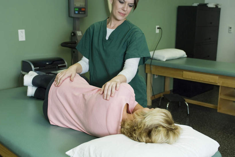 西方人,背部,两个人,医生,病人,医院,站,躺,摸,横图,室内,白天,正面,床,欧洲,欧洲人,抚摸,服装,检查,床单,休闲装,被子,衣服,病床,站着,医护人员,医疗人员,休闲,休闲服,治疗,服饰,单人床,检测,医疗,被单,诊疗,医疗机构,卧着,女人,女性,中年女性,白种人,大夫,患者,就医者,触摸,接触,躺着,卧,站立,半身,彩图,病院,诊所