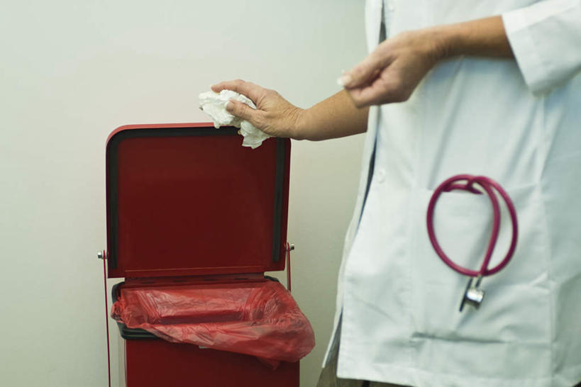 西方人,一个人,医生,医院,站,投,横图,室内,白天,侧面,欧洲,欧洲人,仅一个男性,仅一个人,仅一个中年男性,一张,握,垃圾,垃圾桶,拿,拿着,红色,容器,听诊器,站着,医护人员,医疗人员,握着,纸团,医疗设备,白大褂,医疗机构,男人,男性,中年男性,白种人,大夫,抛,扔,撒,站立,掷,半身,彩图,病院,诊所