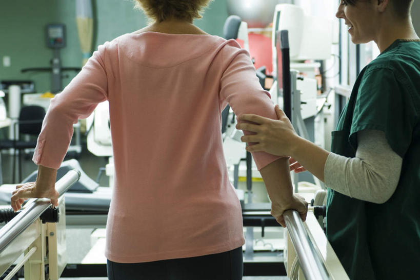 西方人,背部,两个人,医生,健身房,站,走,横图,室内,白天,正面,欧洲,欧洲人,撑,运动器械,扶,复健,站着,医护人员,医疗人员,健身器械,保健,撑着,扶着,健身器材,老年女性,年轻女性,女人,女性,白种人,大夫,步行,散步,站立,走路,半身,彩图,健身馆,运动器材