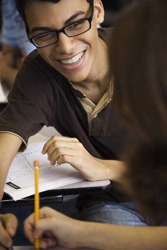 西方人,两个人,坐,笑,说,微笑,露齿笑,竖图,室内,白天,正面,讨论,桌子,欧洲,欧洲人,服装,笔,眼镜,办公用品,圆珠笔,休闲装,书桌,相视,文具,衣服,黄色,课桌,模型,学习用品,休闲,面对面,休闲服,服饰,模具,对视,文具用品,一支,矫正,牙科,相对,牙套,近视眼镜,牙箍,相看,校正,校准,牙饰,交流,男人,男性,年轻男性,年轻女性,女人,女性,白种人,沟通,讲话,交谈,商讨,说话,谈话,坐着,半身,彩图