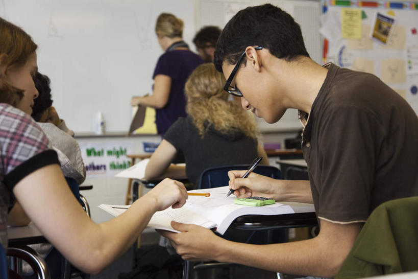 西方人,伙伴,朋友,教师,站,坐,说,横图,室内,白天,正面,讨论,友谊,桌子,欧洲,欧洲人,一排,握,服装,整齐,笔,标志,文字,字符,字母,办公用品,许多人,拿,拿着,休闲装,标识,书桌,文具,排列,衣服,白板,课桌,学习用品,站着,一群人,休闲,同学,休闲服,握着,服饰,英文字母,文具用品,校友,队列,记录板,记事板,签字笔,同窗,学友,交流,友情,男人,男性,年轻男性,年轻女性,女人,女性,中年女性,白种人,讲师,教授,老师,沟通,讲话,交谈,商讨,说话,谈话,站立,坐着,半身,彩图