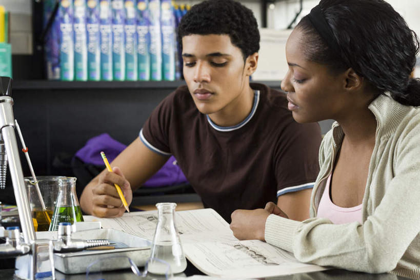 西方人,两个人,伙伴,朋友,坐,横图,室内,白天,正面,友谊,实验,仪器,杯子,托盘,欧洲,非洲,黑人,欧洲人,握,研究,透明,分析,化学,测试,笔,工具,烧瓶,锥形瓶,办公用品,拿,拿着,注视,量杯,玻璃制品,文具,一个,黄色,绿色,白色,玻璃瓶,瓶子,铅笔,学习用品,观察,看,同学,器皿,握着,单个,观看,文具用品,察看,校友,关注,计量,玻璃仪器,试验耗材,实验用品,同窗,学友,三角烧瓶,依氏烧瓶,锥形烧瓶,友情,男人,男性,年轻男性,年轻女性,女人,女性,非洲人,玻璃杯,坐着,半身,彩图