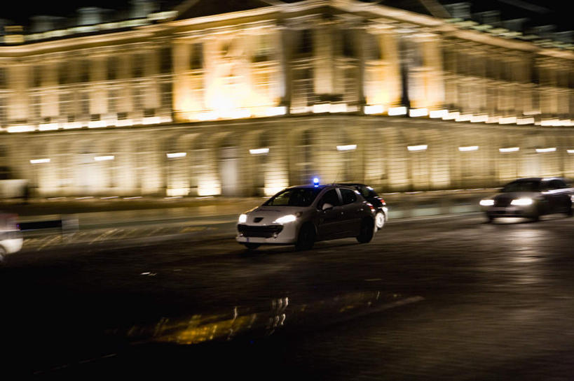 无人,高楼大厦,横图,室外,夜晚,正面,度假,美景,城市风光,标志建筑,城市,大厦,地标,建筑,摩天大楼,汽车,警车,阴影,朦胧,模糊,反射,光线,影子,景观,灯光,娱乐,建设,车,交通工具,轿车,享受,休闲,景色,放松,彩图,大楼,高层建筑,高楼,摩天楼