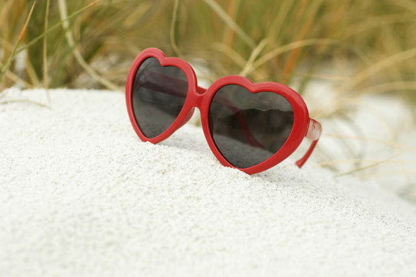 无人,横图,俯视,室内,特写,白天,沙滩,植物,静物,枯萎,朦胧,模糊,墨镜,沙子,眼镜,海岸,沙,枯草,沙地,草,一个,黄色,红色,太阳镜,太阳眼镜,心形,遮阳镜,单个,海滩,彩图,高角度拍摄