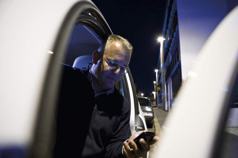 西方人,一个人,家,走,打电话,横图,室外,白天,正面,路灯,汽车,电话,手机,照明,欧洲,欧洲人,仅一个男性,仅一个人,房屋,屋子,灯光,通讯设备,楼房,住宅,车,灯,交通工具,轿车,仅一个老年男性,钻,照亮,照明设备,交流,老年男性,男人,男性,白种人,步行,沟通,通话,走路,半身,彩图,房子