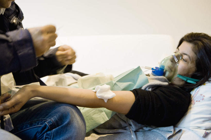 西方人,两个人,医生,病人,家,坐,躺,横图,室内,白天,正面,床,欧洲,欧洲人,床单,注视,被子,观察,看,医护人员,医疗人员,氧气瓶,单人床,观看,察看,被单,关注,棉球,卧着,男人,男性,女人,女性,中年男性,中年女性,白种人,大夫,患者,就医者,躺着,卧,坐着,半身,彩图