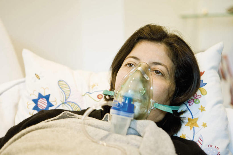 西方人,一个人,病人,家,躺,横图,俯视,室内,白天,床,欧洲,欧洲人,仅一个男性,仅一个人,仅一个中年男性,床单,注视,被子,观察,看,氧气瓶,单人床,观看,察看,被单,关注,棉球,卧着,男人,男性,中年男性,白种人,患者,就医者,躺着,卧,半身,彩图,高角度拍摄