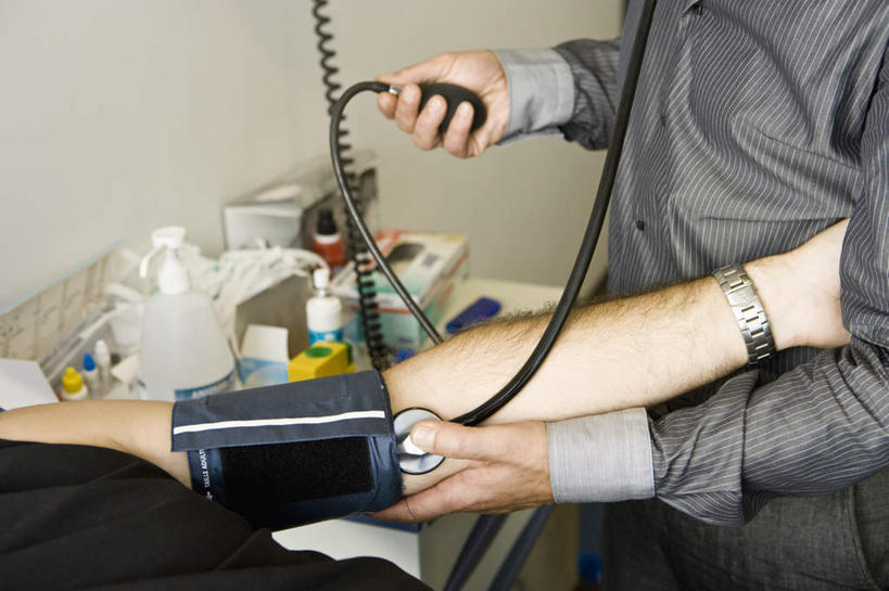 西方人,两个人,医生,病人,医院,站,躺,横图,室内,白天,侧面,欧洲,欧洲人,床头柜,站着,医护人员,医疗人员,血压器,呼叫器,病房,医疗机构,卧着,男人,男性,中年男性,白种人,大夫,患者,就医者,躺着,卧,站立,半身,彩图,病院,诊所