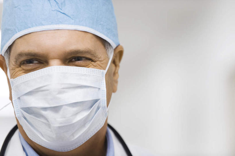 西方人,一个人,医生,医院,横图,室内,特写,白天,正面,帽子,欧洲,欧洲人,仅一个男性,仅一个人,仅一个中年男性,分离,过滤,分开,注视,口罩,观察,看,医护人员,医疗人员,隔断,遮掩,观看,隔离,察看,卫生,掩盖,遮挡,白大褂,关注,净化,间隔,预防,遮盖,防尘,医疗机构,掩饰,断绝,隔开,屏蔽,屏绝,远离,中断,阻遏,阻隔,男人,男性,中年男性,白种人,大夫,半身,彩图,病院,诊所