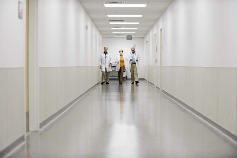 西方人,三个人,医生,医院,走,横图,室内,白天,正面,照明,欧洲,欧洲人,墙,走廊,灯光,注视,顶灯,墙壁,墙面,灯,灯具,观察,看,医护人员,医疗人员,观看,照亮,察看,白大褂,照明设备,关注,急救床,医疗机构,老年男性,男人,男性,女人,女性,中年男性,中年女性,白种人,大夫,步行,散步,走路,彩图,全身,病院,诊所