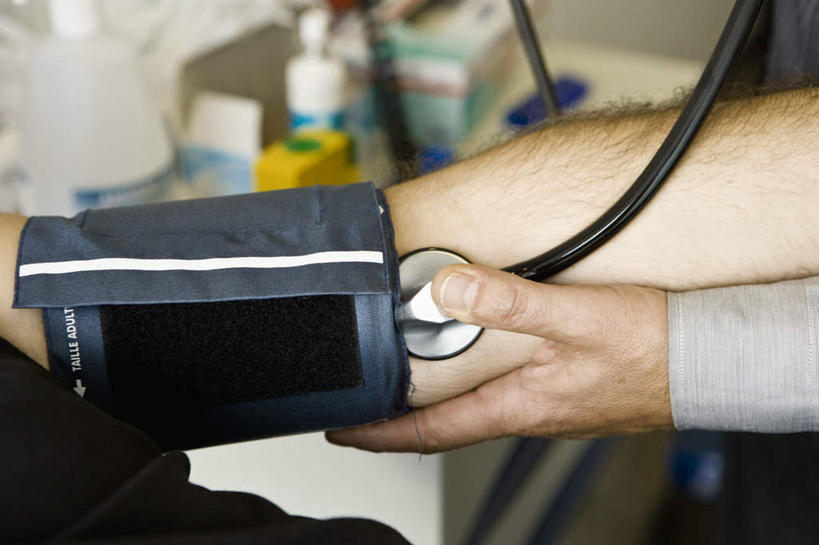 西方人,两个人,医生,病人,医院,站,躺,横图,室内,特写,白天,侧面,欧洲,欧洲人,床头柜,站着,医护人员,医疗人员,血压器,呼叫器,病房,医疗机构,卧着,男人,男性,中年男性,白种人,手臂,大夫,患者,就医者,躺着,卧,站立,半身,彩图,病院,诊所