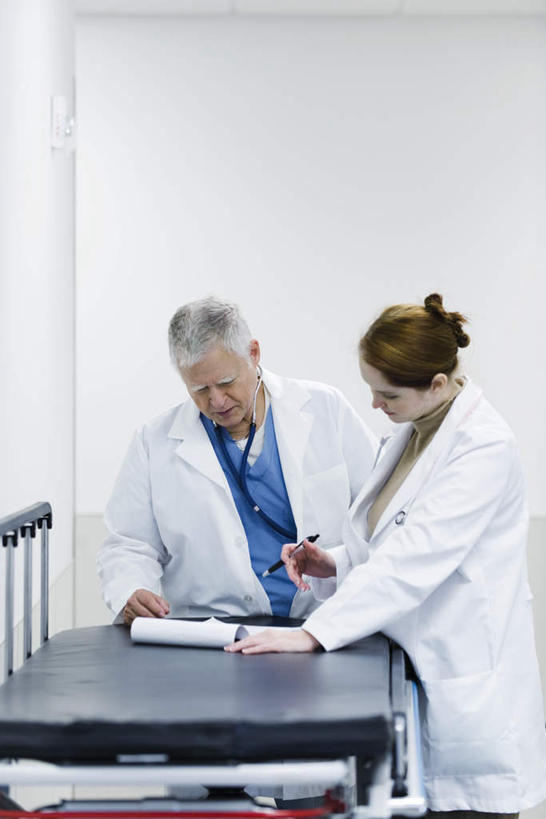 西方人,两个人,医生,医院,站,说,竖图,室内,白天,正面,讨论,欧洲,欧洲人,笔,材料,档案,文件,办公用品,注视,文具,学习用品,资料,低头,观察,看,站着,医护人员,医疗人员,观看,文具用品,察看,白大褂,关注,文档,急救床,医疗机构,文化工具,交流,老年男性,男人,男性,年轻女性,女人,女性,白种人,大夫,沟通,讲话,交谈,商讨,说话,谈话,站立,半身,彩图,病院,诊所