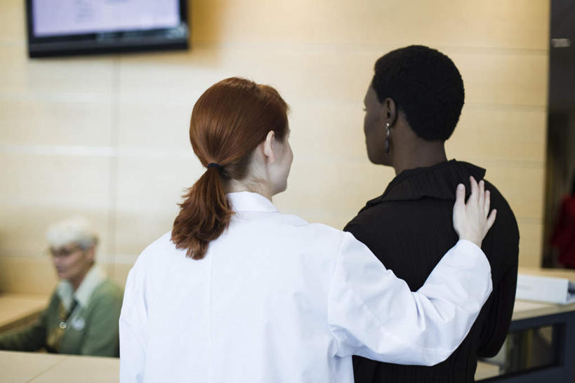 西方人,三个人,医生,医院,站,坐,横图,室内,白天,正面,电视,欧洲,非洲,黑人,欧洲人,墙,墙壁,墙面,柜台,液晶电视,扶,站着,医护人员,医疗人员,搭,关怀,安慰,扶着,搭着,关爱,医疗机构,老年女性,年轻女性,女人,女性,白种人,非洲人,大夫,电视机,站立,坐着,半身,彩图,病院,诊所