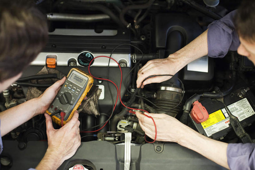 西方人,两个人,同事,机修工,技术人员,横图,俯视,室内,白天,成功,合作,团队,集体,信心,汽车,欧洲,欧洲人,握,电缆,电器,引擎,拿,拿着,队伍,车,工人,交通工具,轿车,握着,修理,领导,成就,合伙,领袖,男人,男性,年轻男性,白种人,机械师,机修工人,技术员,半身,彩图,高角度拍摄