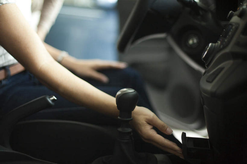 西方人,一个人,坐,横图,室内,白天,侧面,汽车,欧洲,欧洲人,仅一个年轻女性,仅一个女性,仅一个人,握,塑料,拿,拿着,车,塑料制品,交通工具,轿车,打开,握着,烟灰缸,开启,变速杆,烟碟,烟盅,年轻女性,女人,女性,白种人,坐着,半身,彩图