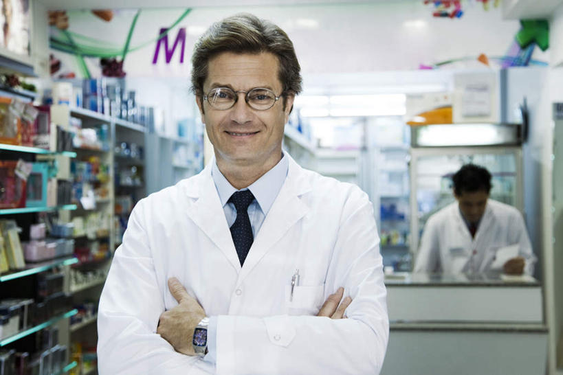 西方人,两个人,同事,医生,站,双手交叉,横图,室内,白天,正面,成功,合作,团队,集体,信心,欧洲,欧洲人,队伍,货架,柜台,药店,站着,医护人员,医疗人员,领导,双手抱胸,白大褂,成就,合伙,领袖,男人,男性,年轻男性,白种人,大夫,站立,半身,彩图