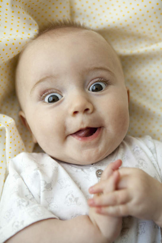 西方人,婴儿,儿童,一个人,笑,大笑,竖图,俯视,室内,特写,白天,兴奋,纯洁,床,卧室,欧洲,欧洲人,仅一个男性,仅一个人,床单,祝福,被子,小孩,手势,张嘴,仅一个小孩,恭喜,可爱,单人床,活泼,礼节,被单,祝贺,宝宝,礼仪,张大嘴巴,祝愿,纯真,烂漫,无邪,作揖,拱手,哈哈大笑,尊敬,恭敬,寒暄,恭贺,同喜,伶俐,天真,男孩,男人,男性,白种人,孩子,张开嘴,半身,彩图,高角度拍摄,高兴,狂笑,睡房,卧房,男生