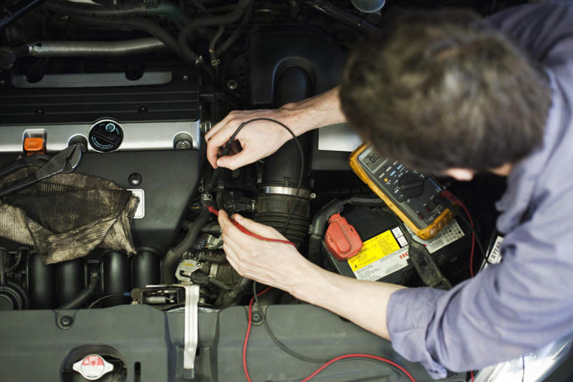 西方人,一个人,技术人员,蹲,横图,俯视,室内,白天,汽车,欧洲,欧洲人,仅一个男性,仅一个人,握,电力,电缆,电线,线,引擎,电能,拿,线路,拿着,注视,车,仅一个年轻男性,交通工具,轿车,观察,看,握着,观看,修理,电,电源,电源线,察看,关注,能量,男人,男性,年轻男性,白种人,技术员,蹲着,半身,彩图,高角度拍摄