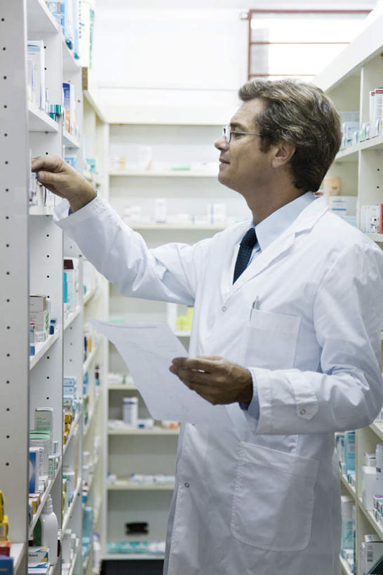 西方人,一个人,医生,站,举,竖图,室内,白天,侧面,柜子,欧洲,欧洲人,仅一个男性,仅一个人,仅一个中年男性,握,药,纸,拿,拿着,架子,药方,橱柜,托,站着,医护人员,医疗人员,握着,找,白大褂,陈列柜,男人,男性,中年男性,白种人,大夫,举起,举手,举着,向上举,向上伸,向上托,站立,半身,彩图